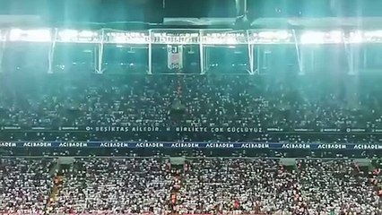 Beşiktaş taraftarı Dolmabahçe’yi inletti: Türkiye laiktir, laik kalacak