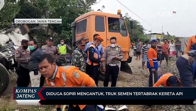 Diduga Sopir Mengantuk, Truk Semen Tertabrak Kereta Api di Grobogan
