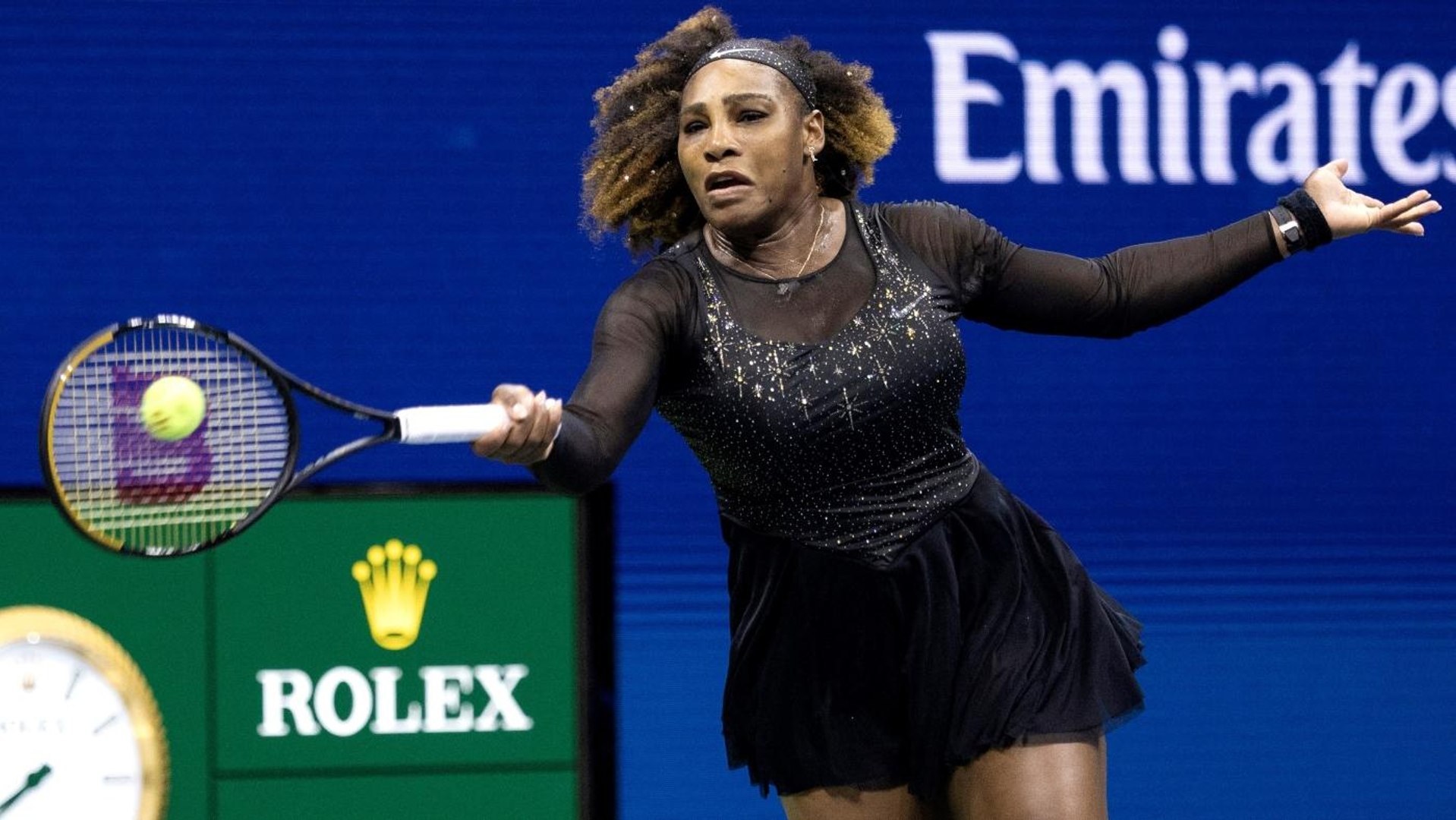 Serena Williams thi đấu với đôi giày đính 400 viên kim cương