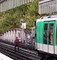 Paris : Les images d'un clandestin algérien de 26 ans, fiché S et connu des services de police, qui lance des pierres sur une rame de métro en criant "Allah Akbar"