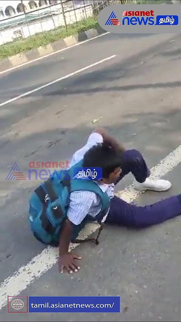Viral Video : படிக்கட்டில் பயணம்; திடீரென விழுந்த மாணவன்; வைரல் வீடியோ!!
