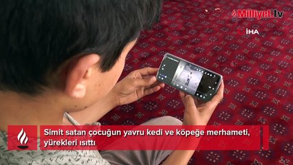 Borca aldığı simitlerden birini aç olan sokak hayvanlarına verdi