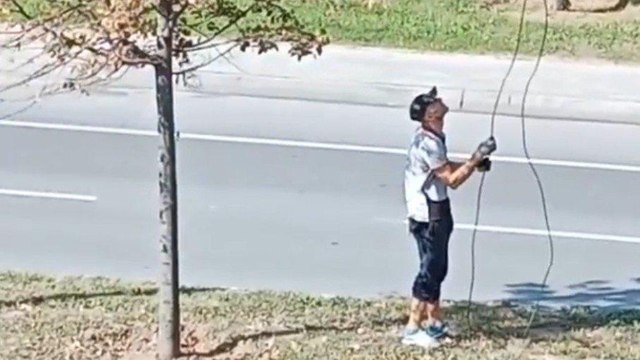 Sultangazi’de aydınlatma direğindeki kabloları çaldı