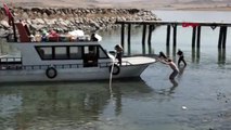 Van Gölü'nün su seviyesi düşünce balıkçı tekneleri karaya oturdu