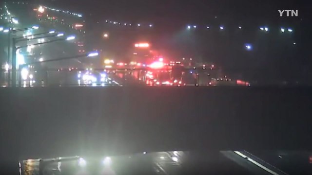 경부고속도로 빗길 화물차 교통사고 잇따라...2명 병원 이송 / YTN