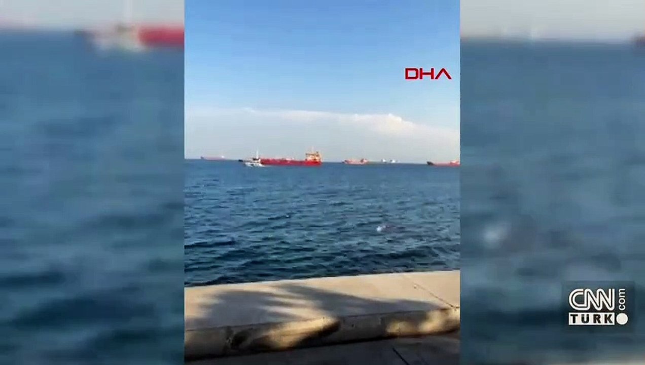 Bakırköy sahilde kıyafetleriyle denize atladı: Vatandaşlar kurtardı