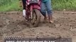Miris, Jalan Berlumpur di Kukar, Pelajar Kesusahan, Warganet: Sekolah Belakangan yang Penting Tambang