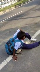Video: फुटबोर्ड पर लटकर कर रहा था सफर, फिसलकर सडक़ पर गिरा