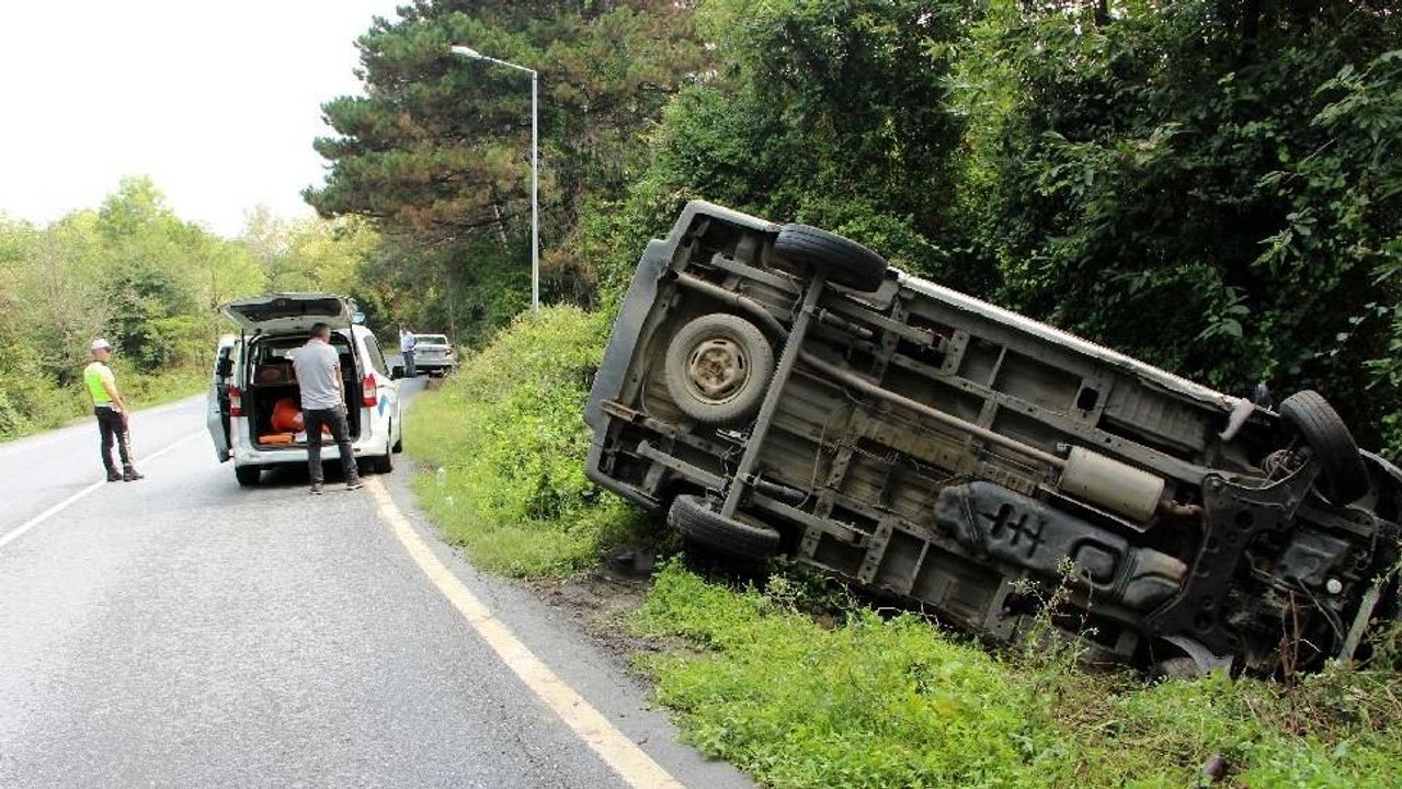 Minibüs şarampole devrildi