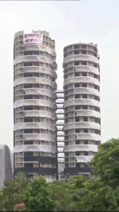 ৯ সেকেন্ডে গুঁড়িয়ে গেলো টুইন টাওয়ার