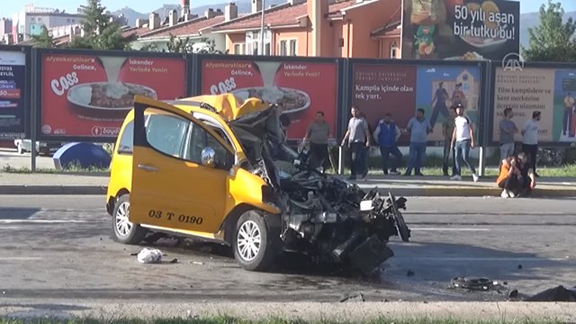 Afyonkarahisar'da ticari taksinin tıra çarpması sonucu 2 kişi öldü