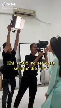 Á hậu Bảo Ngọc phải cúi người để ngang các anh quay phim