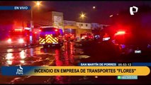 Más de 5 detonaciones en SMP: Reportan gran incendio en cochera de empresa Flores
