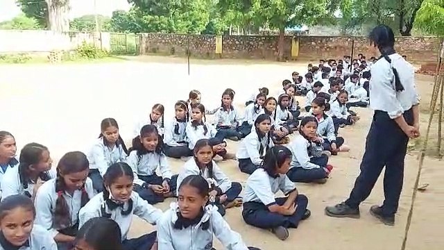शिक्षकों के नहीं आने पर फूटा गुस्सा, ताला जड़कर किया प्रदर्शन