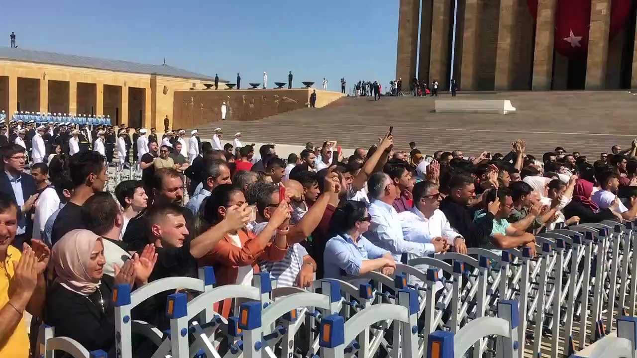 Anıtkabir'i ziyaret eden Erdoğan'a AKP'liler'den: "Dik dur eğilme, bu millet seninle"