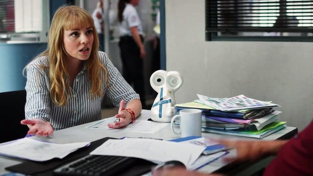 Plus Belle la Vie - Patrick dévoile des informations inquiétantes à Emilie