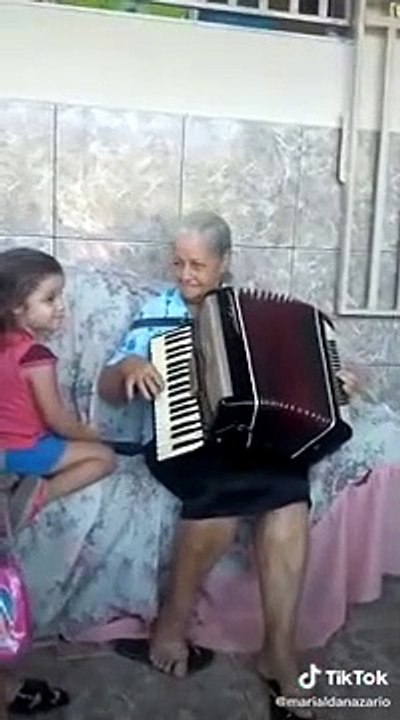 CCB   irmã NO acordeom - CCB HINOS