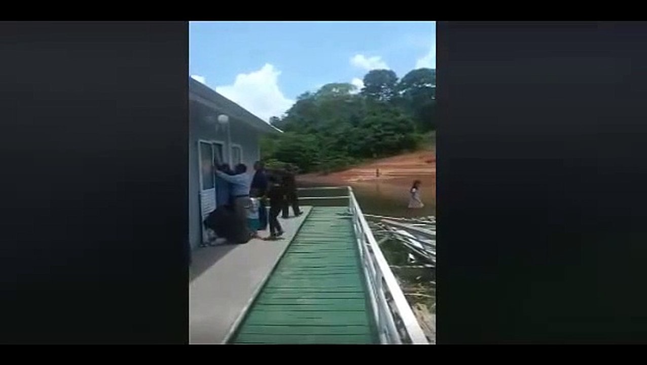 congregação flutuante no Rio Amazona[1]