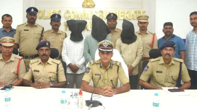 Muncipal Officers అని బిల్డప్, ఒంటరి మహిళలే టార్గెట్ *National | Telugu OneIndia