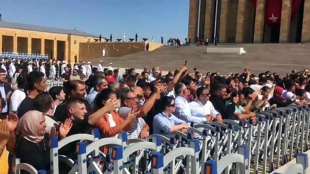 Anıtkabir'de çirkin provokasyon! Slogan attılar, bağırdılar...