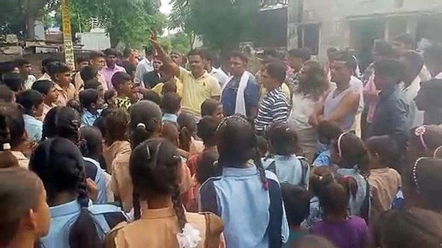 Students ने स्कूल गेट पर ताला जड़ किया प्रदर्शन