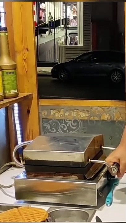 advertisement Waffle with ice cream roll.....publicité Gaufre avec rouleau de crème glacée