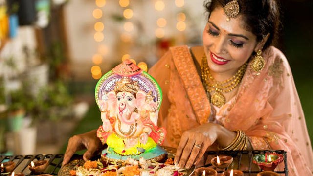 Ganesh Chaturthi 2022: गणेश चतुर्थी पर गणपति की पसंद के इन रंगों को पहन कर करें पूजा | *Religious