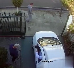 Se faire piéger par un portail automatique... prison