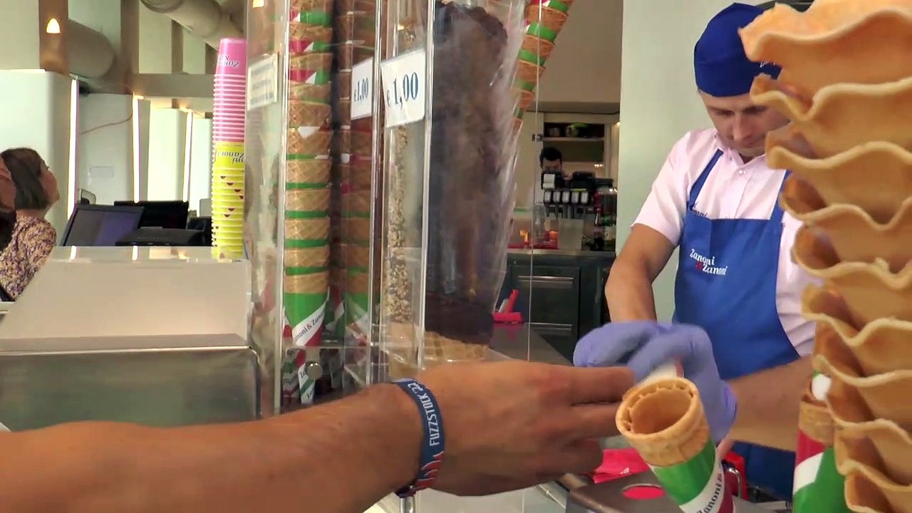 Wien - Lugeck | Boxerin mit Herz und Zanoni Zanoni verwöhnen Kinder mit Eis