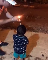 Laisser des feux d'artifice à un enfant... Pire idée du jour