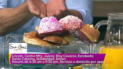 Maestra cuida al bebé de su alumna para que pueda tomar su clase