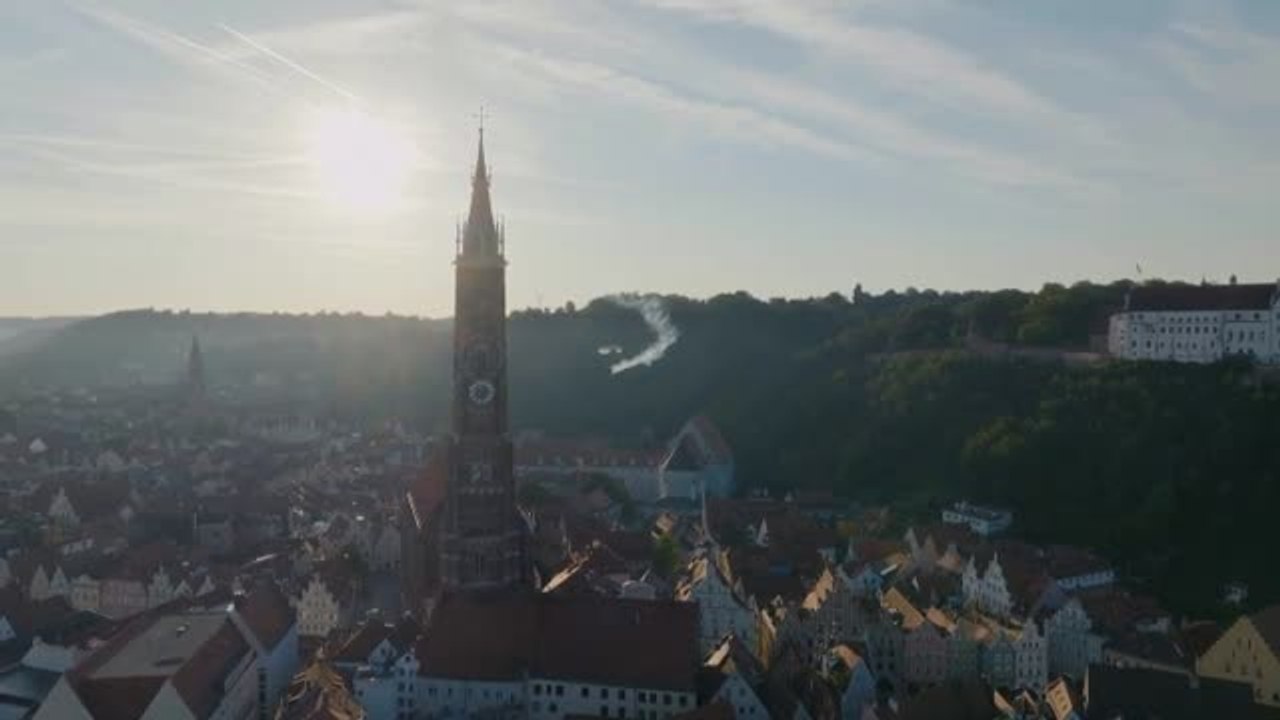 Un paracaidista vuela sobre la torre de ladrillos más alta del mundo