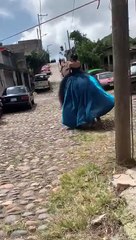 Caballo “secuestra” a la quinceañera, se asustó y escapó a toda velocidad