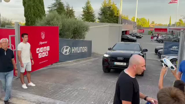 El recibimiento de la afición del Atleti a Reguilón