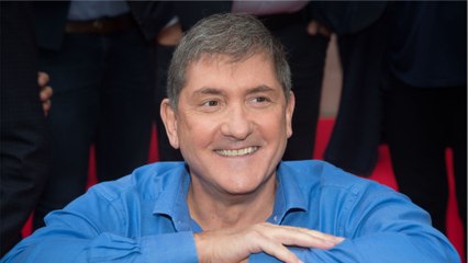 GALA VIDÉO - Le saviez-vous ? Yves Calvi a fait sa première télévision à... 4 ans !