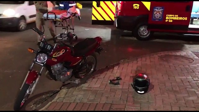 Acidente entre Kombi e motocicleta deixa jovem ferido no Centro
