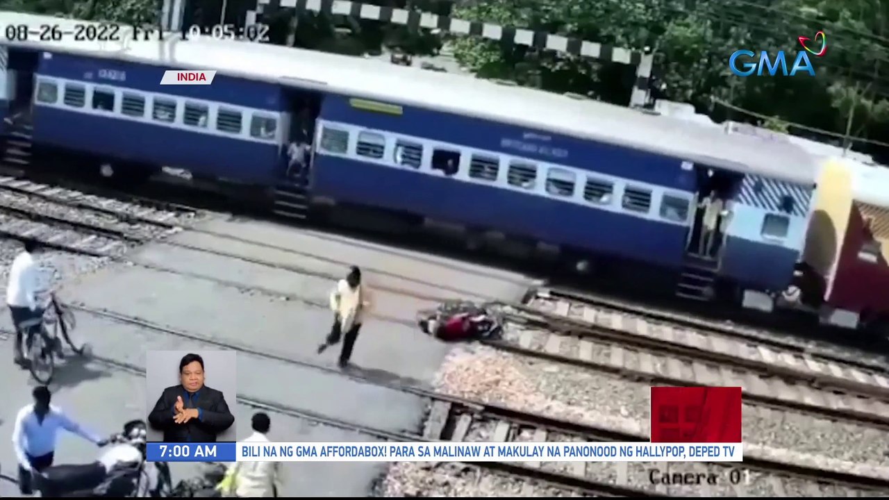 Rider, tinangkang alisin ang motorsiklong naipit sa riles pero inabutan ng tren | UB