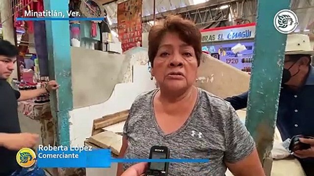 Entre aguas negras locatarios del mercado 5 de febrero en Minatitlán