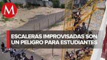 A través de peligroso andamio, regresan estudiantes a clases en Juárez, Nuevo León