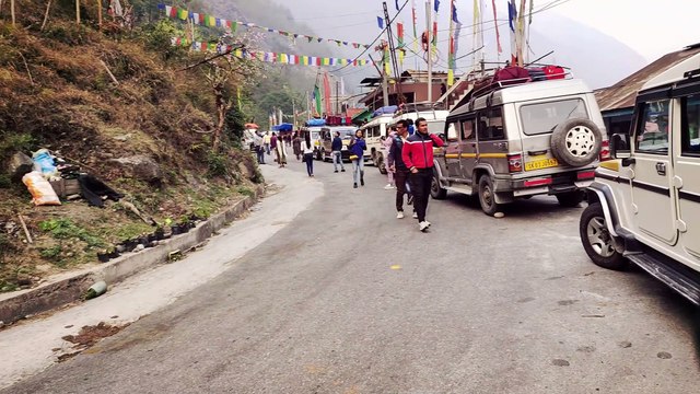 (हिंदी मे) Lachung from Siliguri in one day, heard brother's Vietnam dinner story of fried lizard