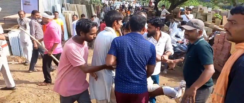 मवेशी बेचने जा रहे व्यापारी आए करंट की चपेट में , तीन अस्पताल में भर्ती