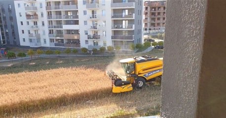 Un agriculteur refuse de vendre ses terres et se retrouve entouré de batiments