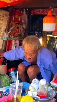 Clip: Hai ông bà cụ nghèo mơ ước được ăn bánh trung thu