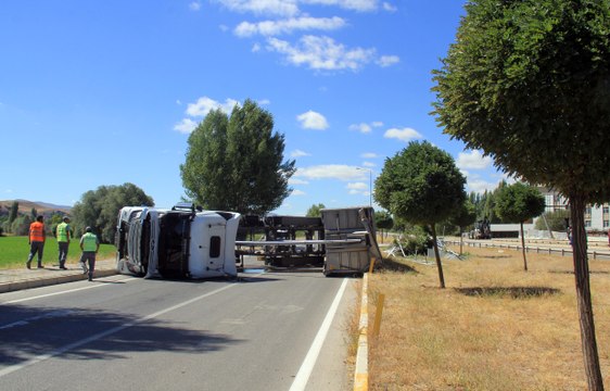 Damperi açılan TIR, EDS direğine çarparak devrildi