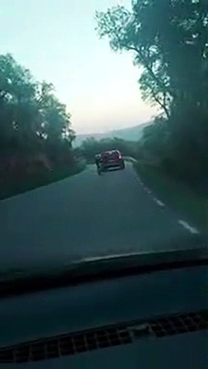 Un automobiliste ne veut pas se faire doubler par un cycliste sur une route sinueuse