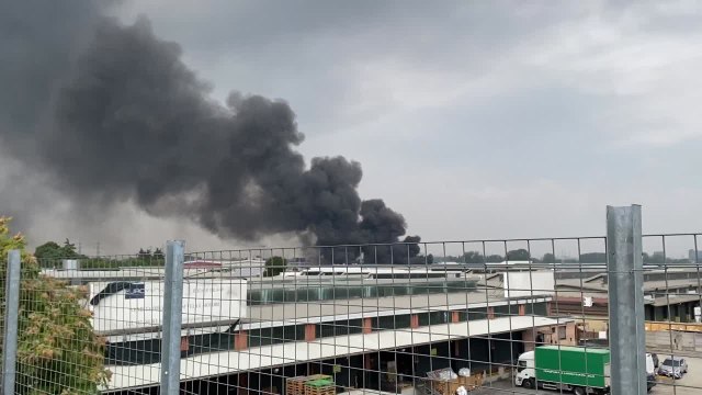 L'alta colonna di fumo nero si solleva dai capannoni della Nitrolchimica