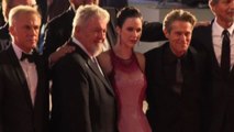 Venezia 79, il red carpet di Dafoe, Christoph Waltz e Mrs Maisel