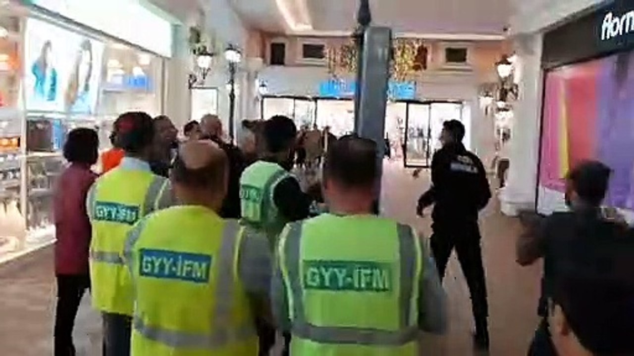 İstanbul'daki dev AVM'de işçilerden eylem