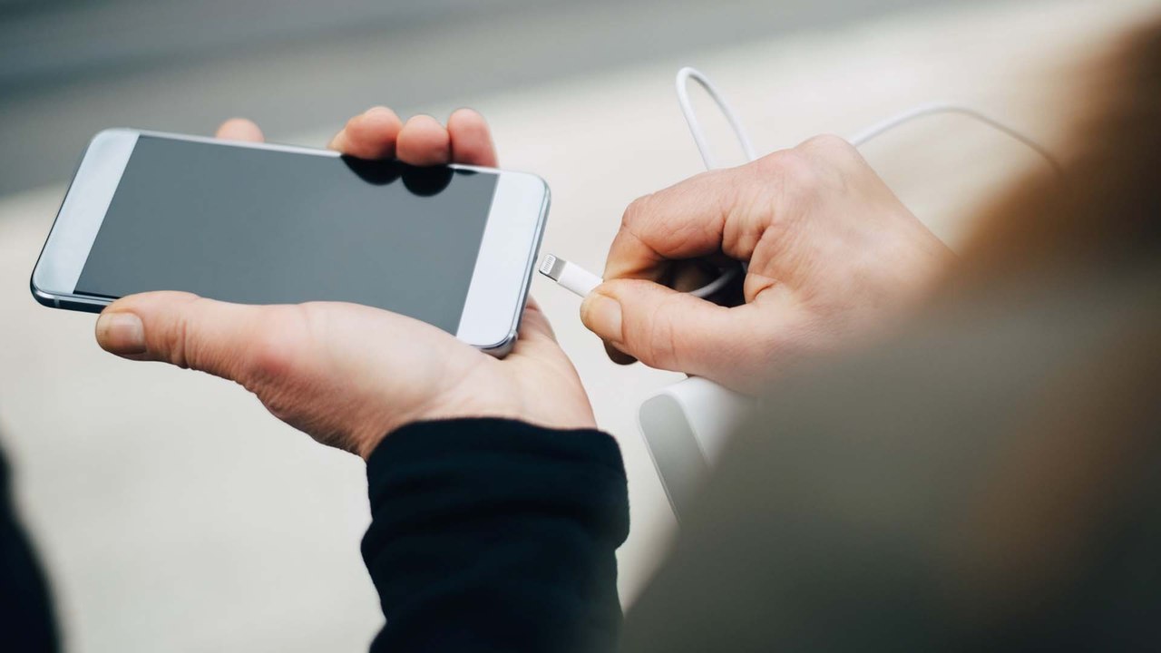 Darf ich mein Smartphone am Arbeitsplatz aufladen?