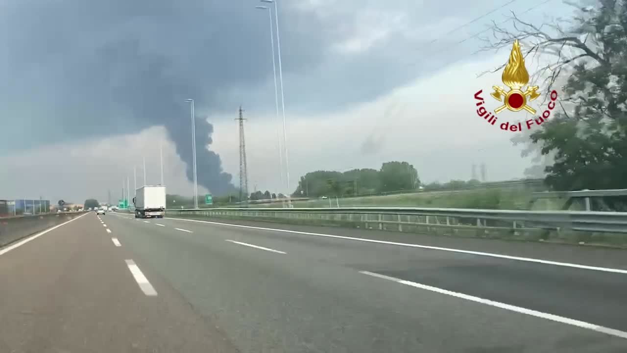Maxi-incendio nel Milanese, impegnato un centinaio di vigili del fuoco